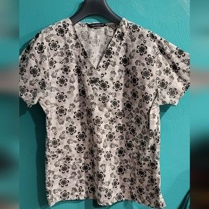 Black and white flower Cassandra O scrub top size Medium